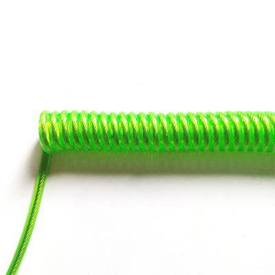 เชือกเส้นเล็กม้วนลอนพลาสติกสีเขียวใสพร้อมตะขอหมุนที่ปลายแต่ละด้าน